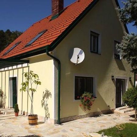 Romantic Cottage Pitten Exterior photo